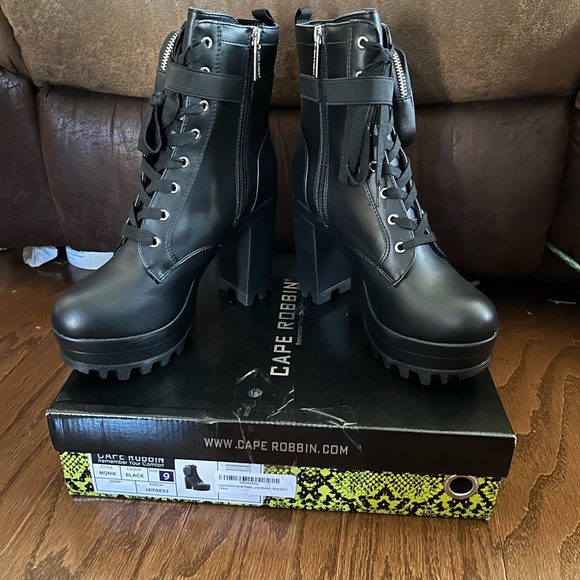 Women👩🏽Cape Robbin MonikPlatform ChelseaAnkleBoots🥾W ChunkyBlock Heels&Pocket - Picture 3 of 11